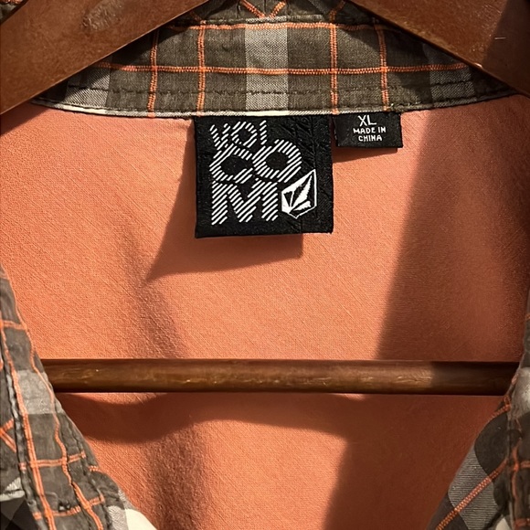 VOLCOM SHORT SLEEVED BUTTON UP SHIRT (XL) - Picture 3 of 16